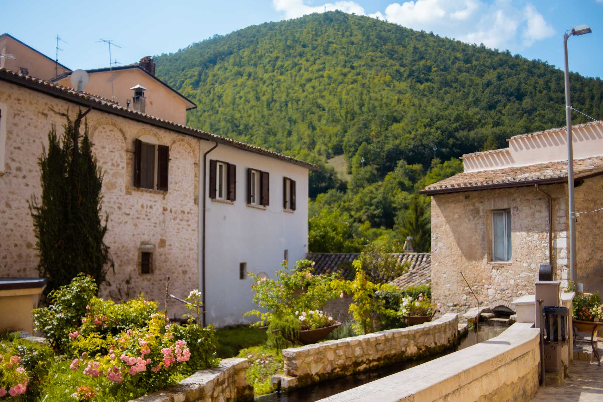 tipiche case del borgo delle acque dell'umbria