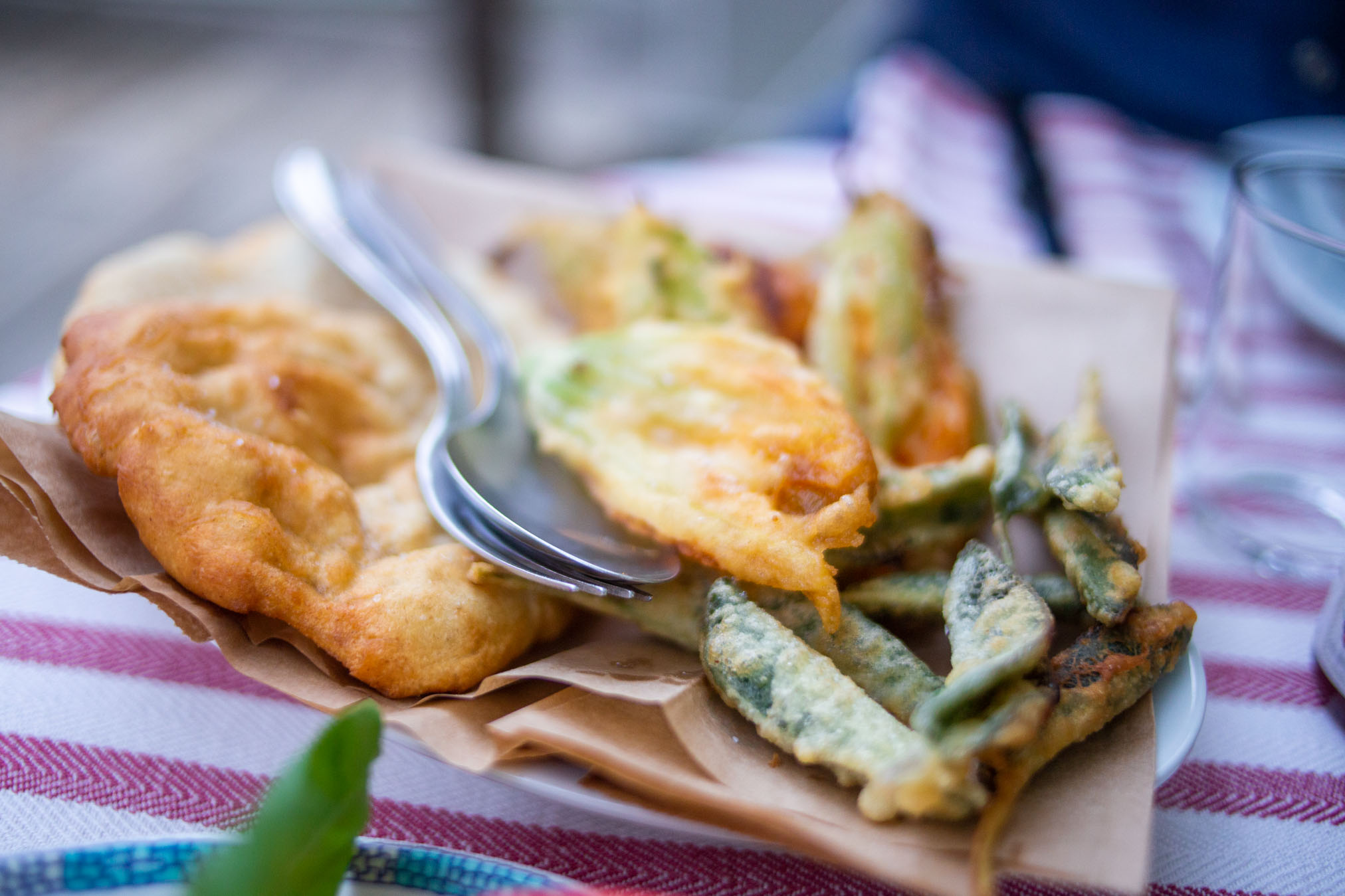 fritti tipici umbri con ciacce, fiori di zucca e salvia