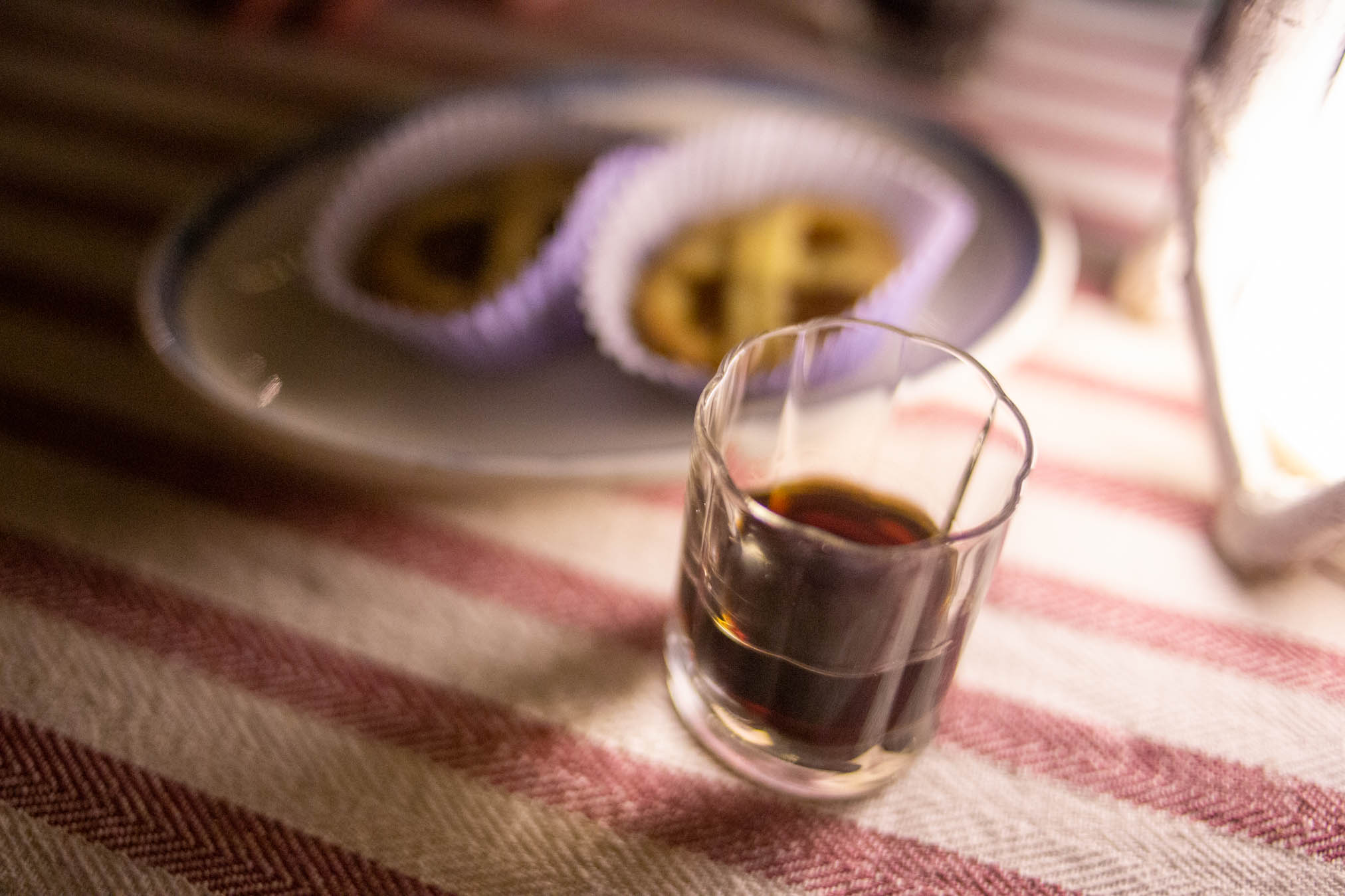 bicchiere di liquore alle noci per dessert per la cena sull'albero