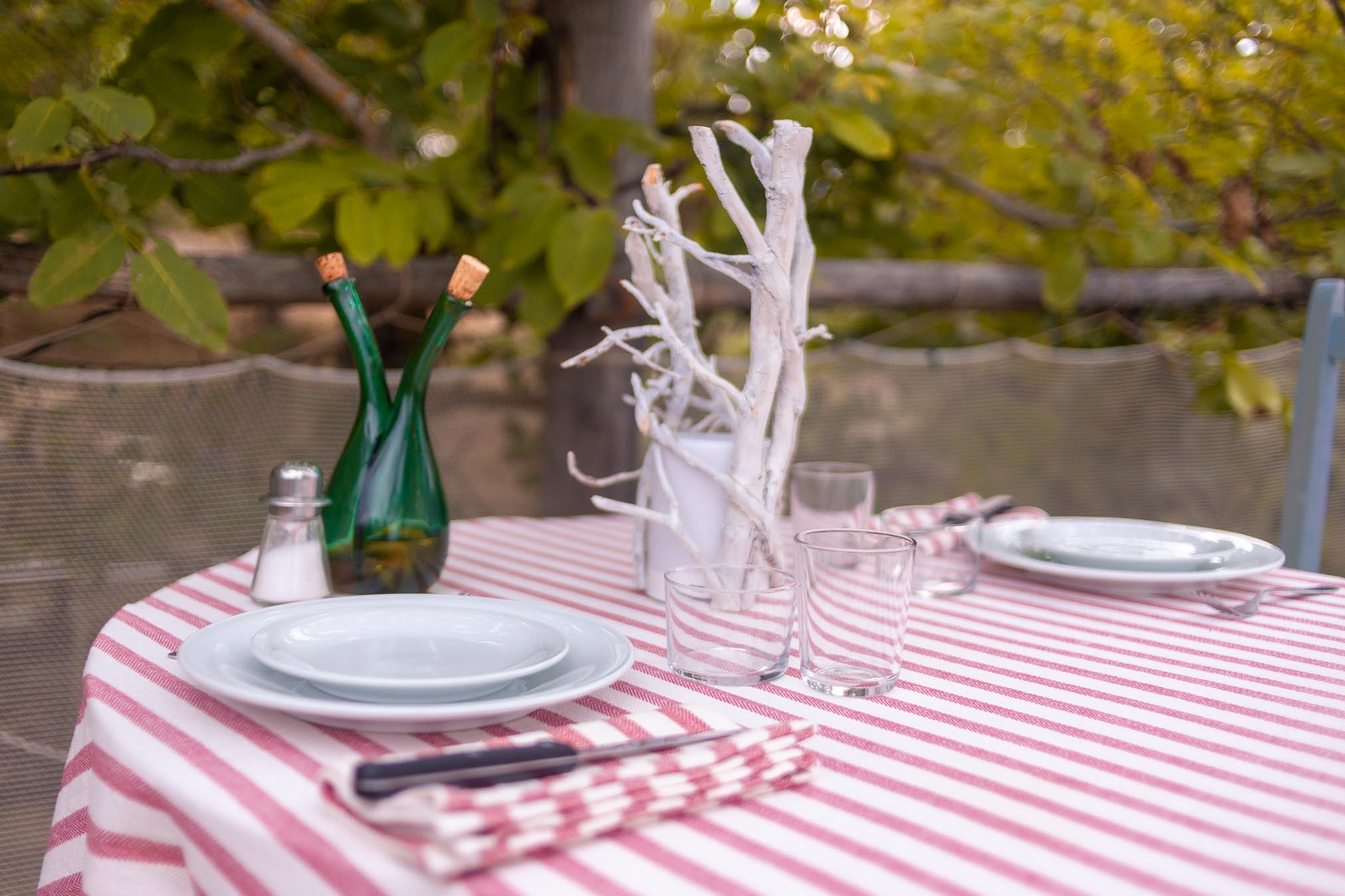 tavolo apparecchiato per la cena sull'albero