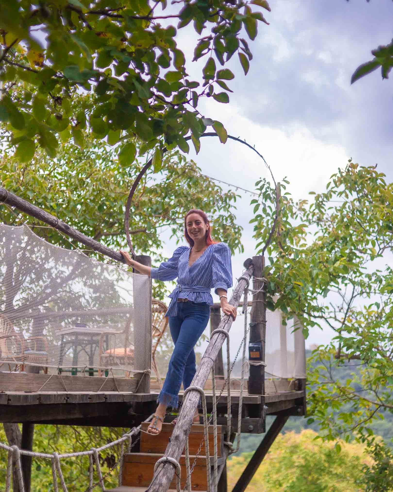 Francesca pronta per la cena sull'albero sulle scalette della casa