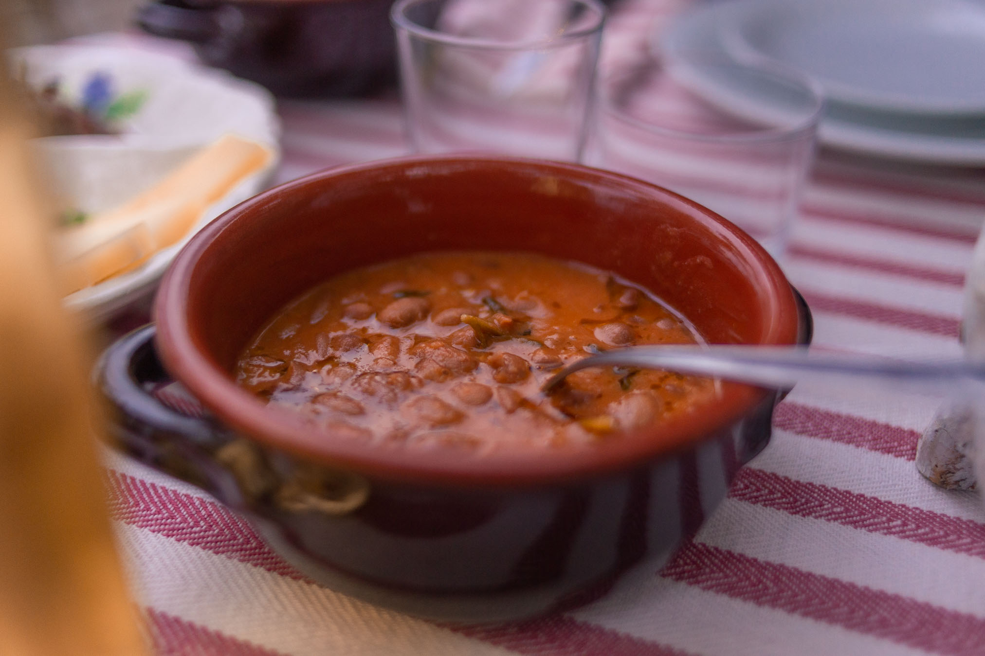 fagioli all'uccelletta in un coccio