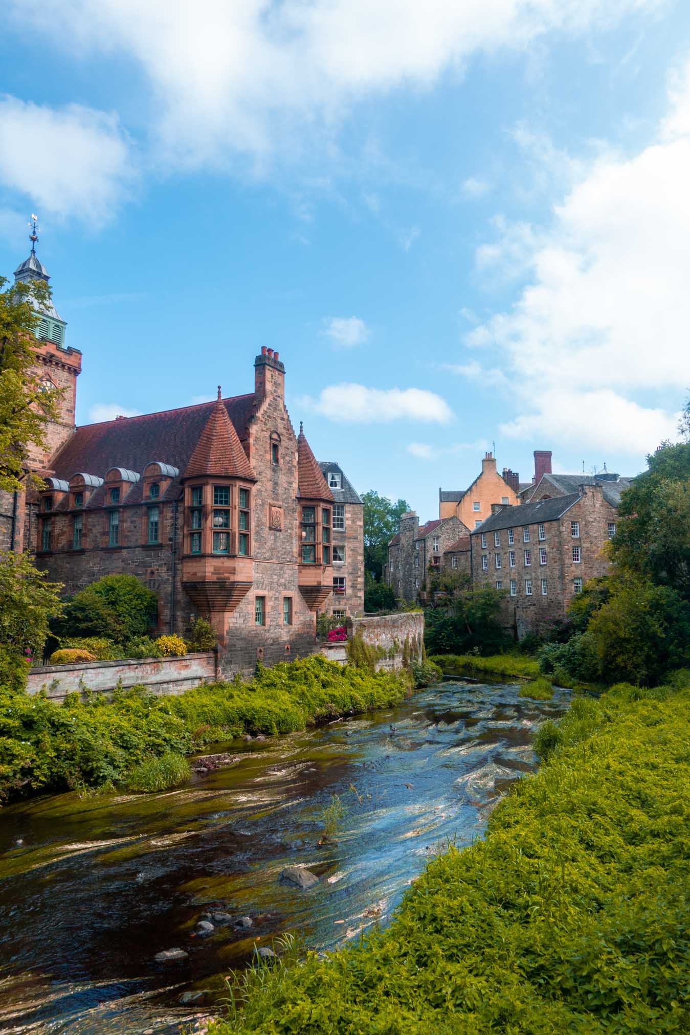 Fiume che attraversa il dean village dove passeggiare a edimburgo