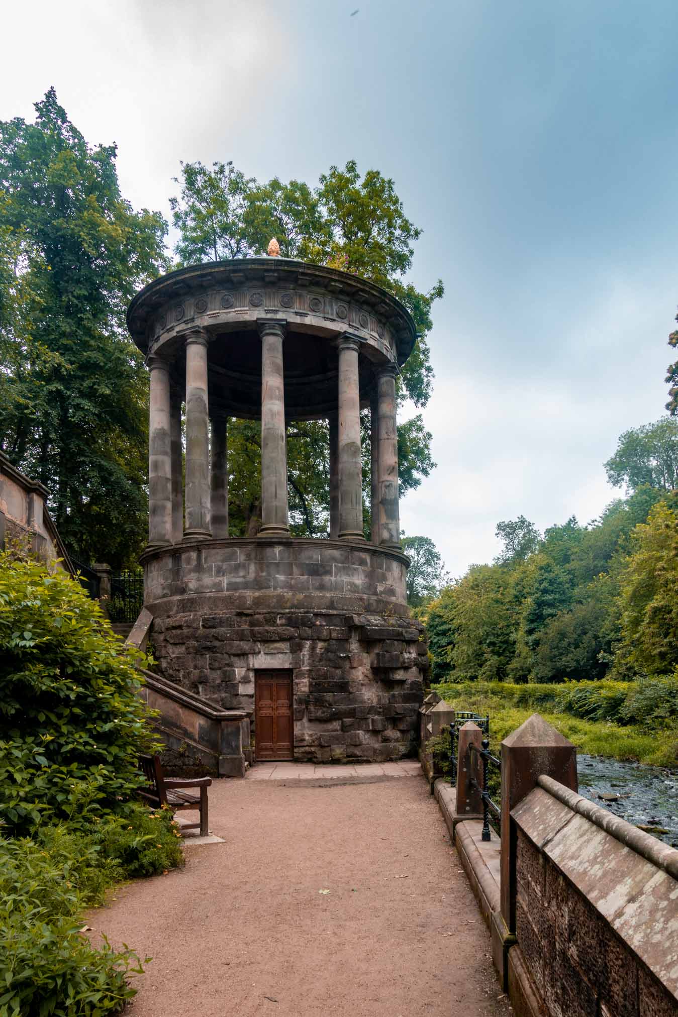 St Bernard's Well lungo la passeggiata per il dean village