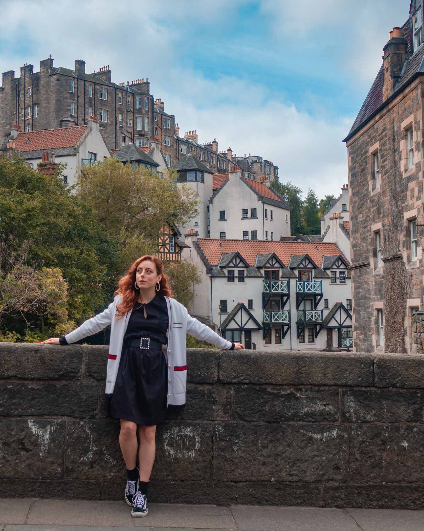 Francesca appoggiata sul ponte del dean village