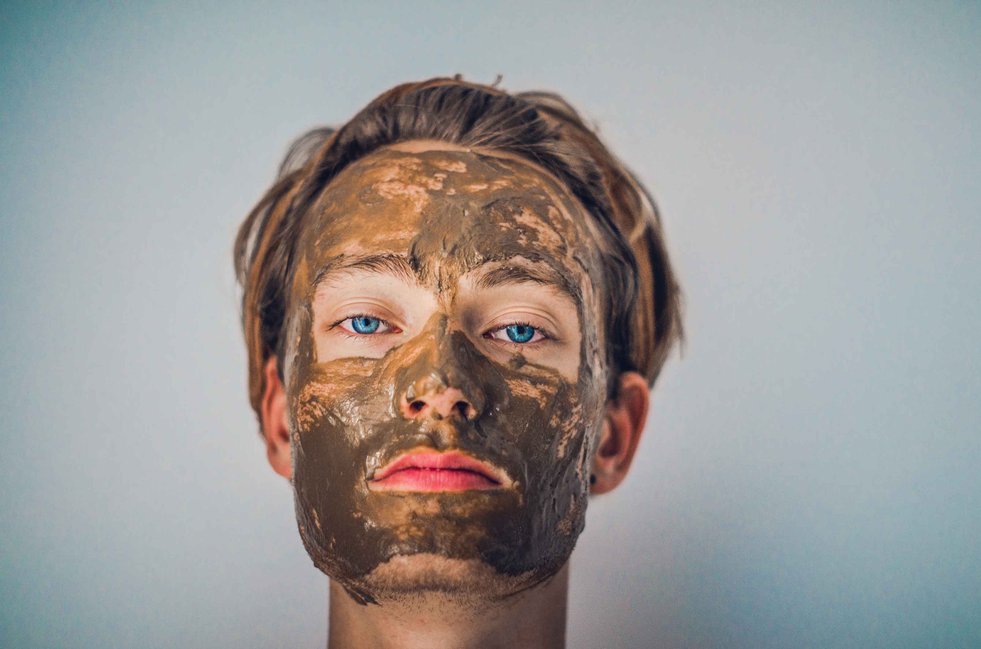 ragazza che indossa una maschera viso illuminate all'argilla