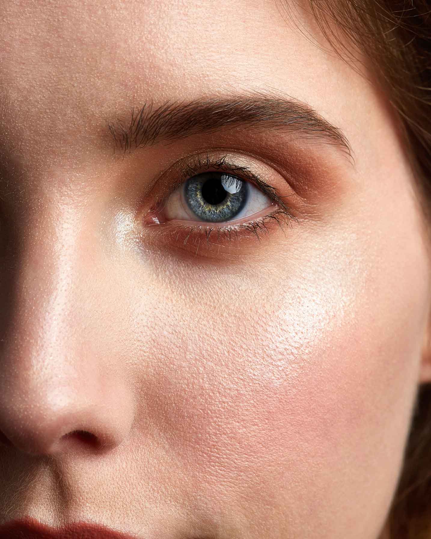 foto di una ragazza con gli occhi celesti e la pelle perfetta