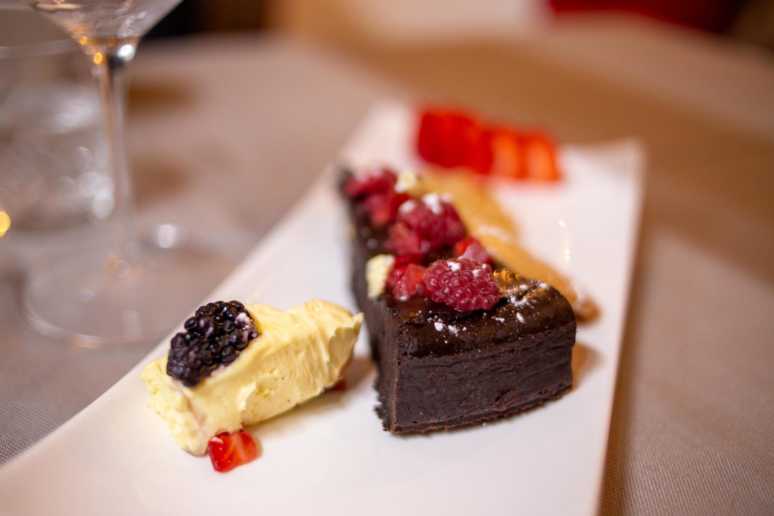 torta al cioccolato fondente con frutti rossi