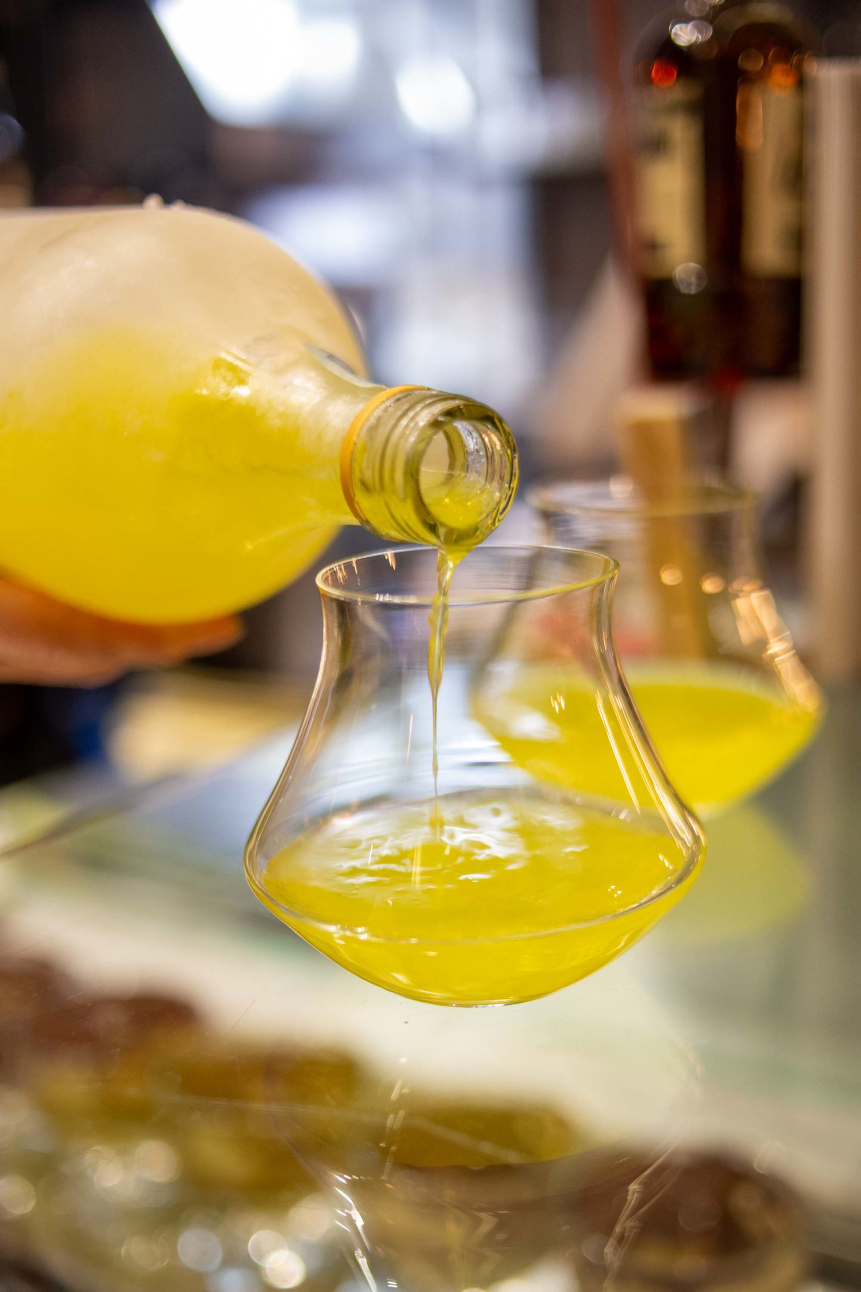 persona che versa il limoncello artigianale