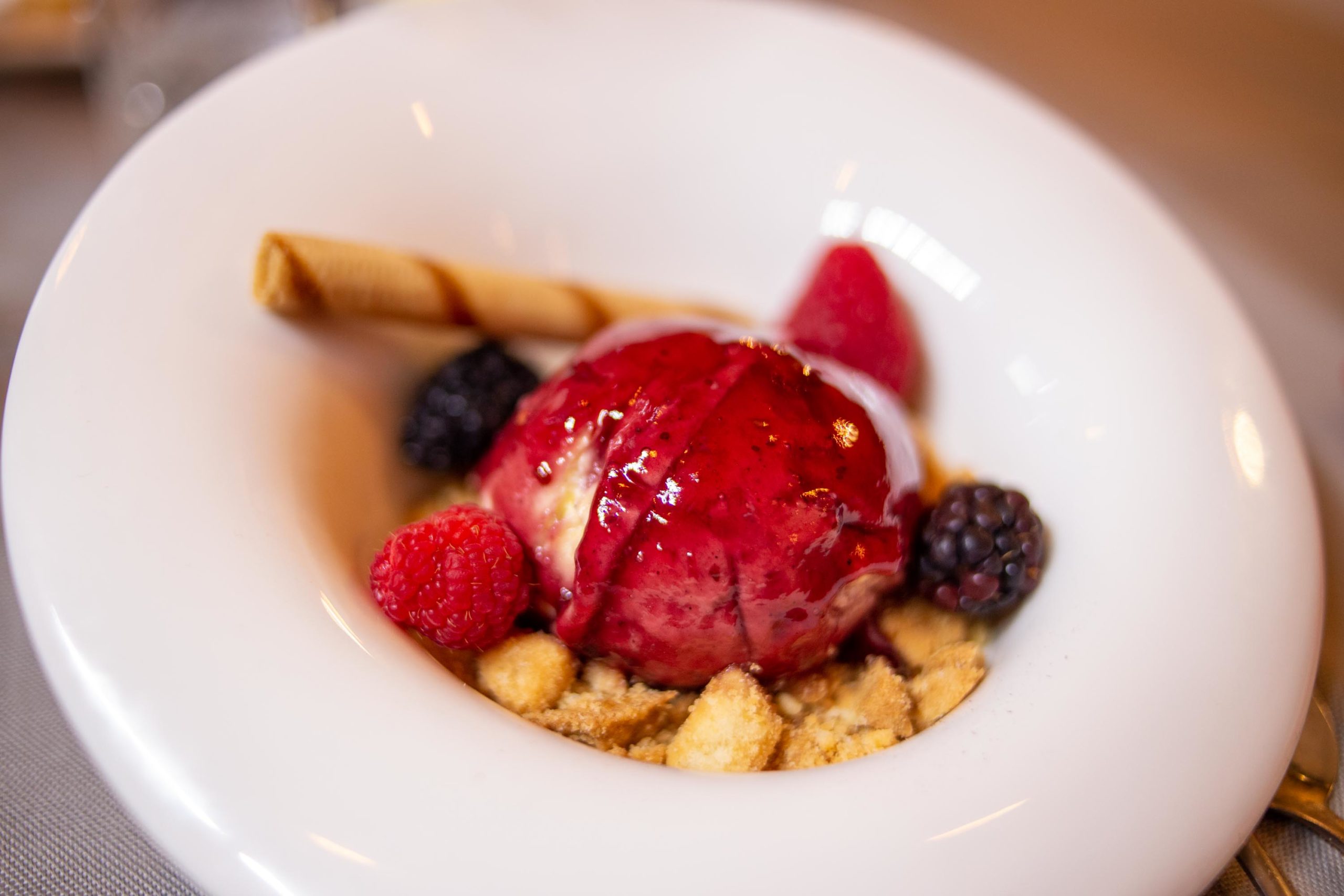 gelato alla vaniglia con frutti di bosco e biscottini croccanti