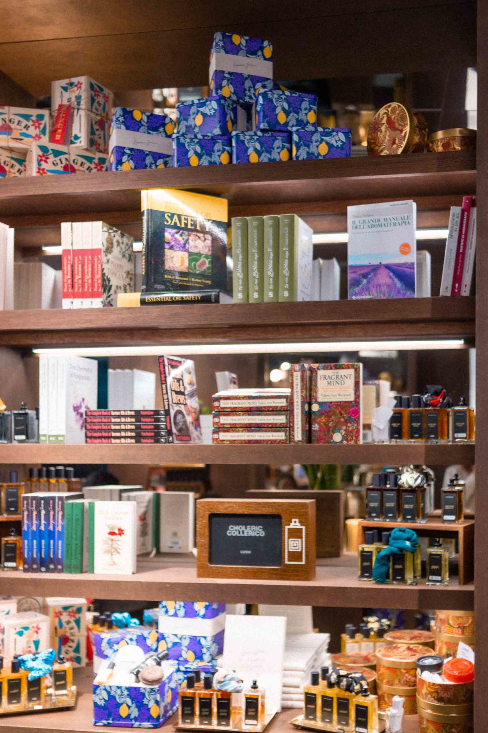 Esposizione di libri e profumi nel lush perfume library