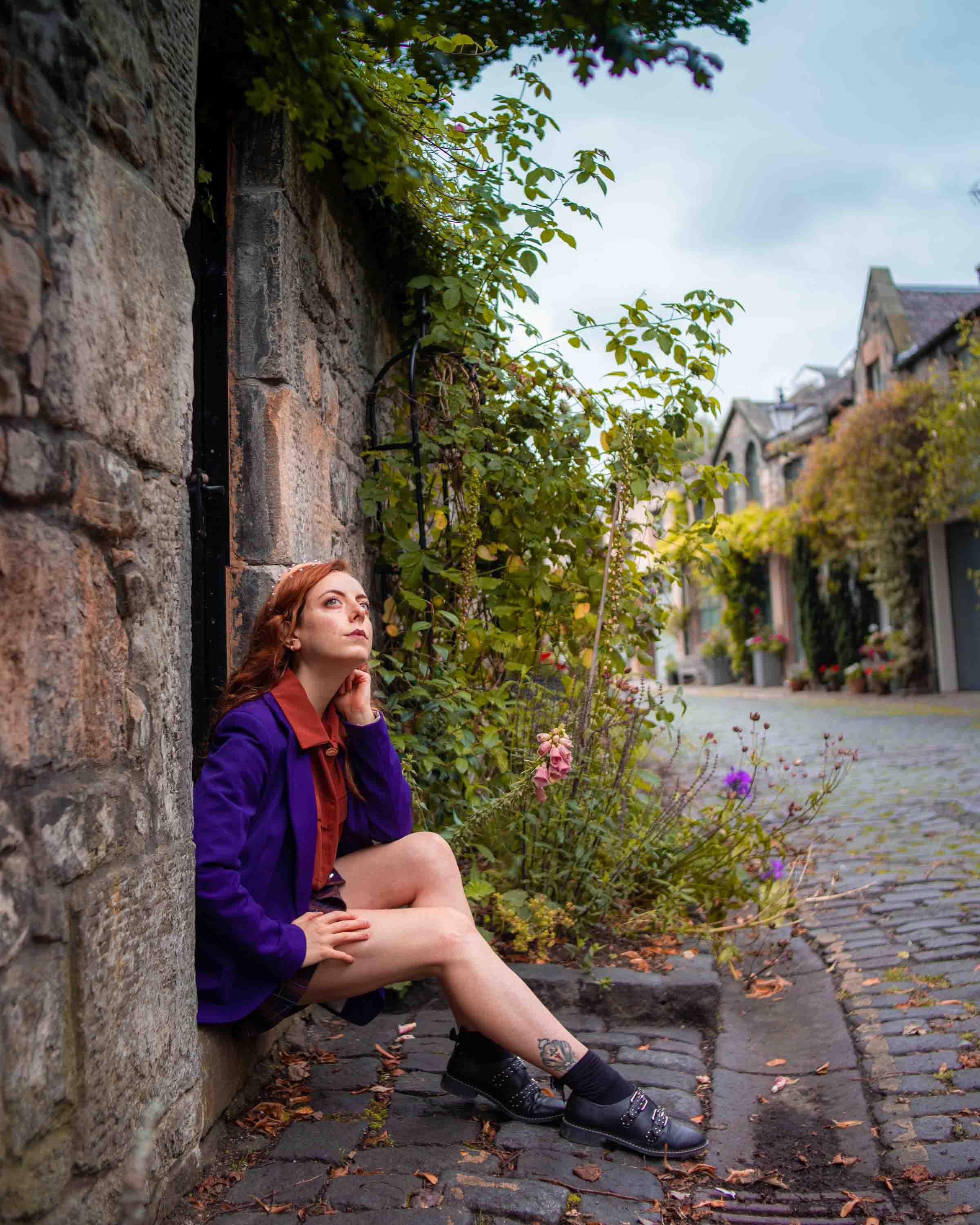 Francesca a sedere davanti a una porta in circus lane a edimburgo