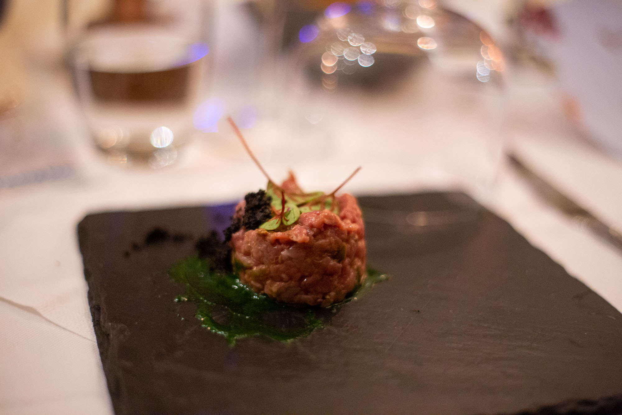 antipasto tartare di manzo alla mediterranea con affumicatura di legno d'ulivo