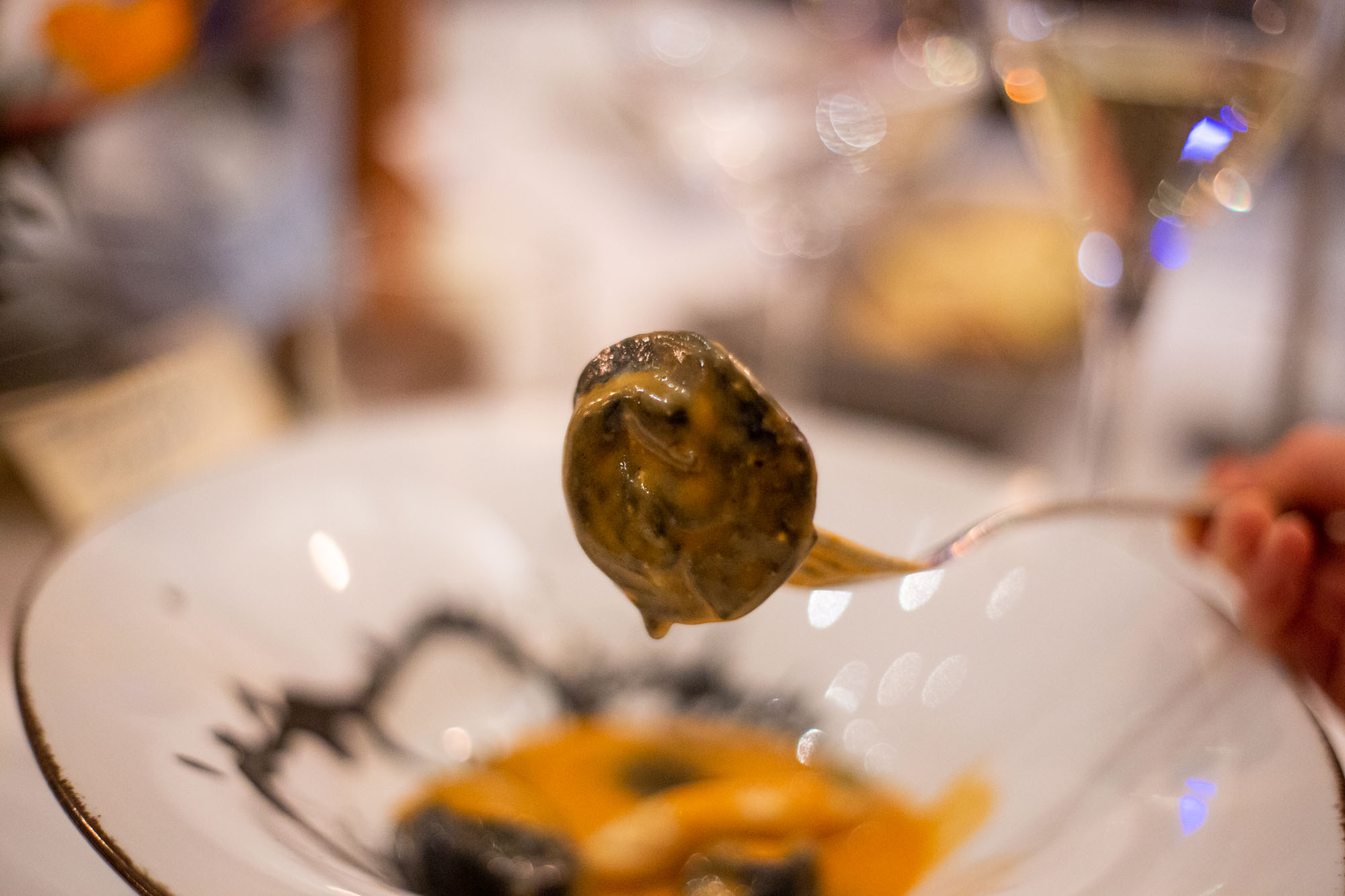 primi piatti tortelli di pasta al nero di seppia ripieni di baccalà con guazzetto di calamaretti cuculia