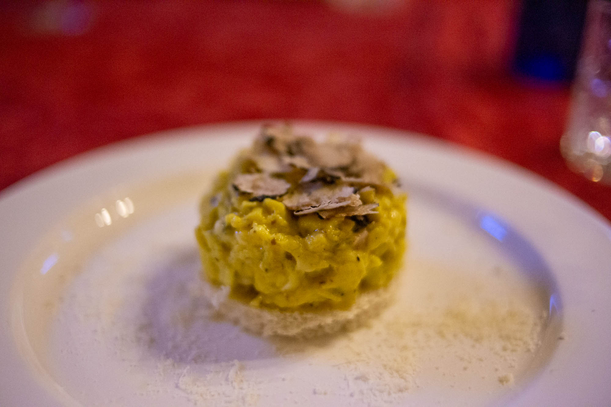 degustare un piatto di pasta al tartufo