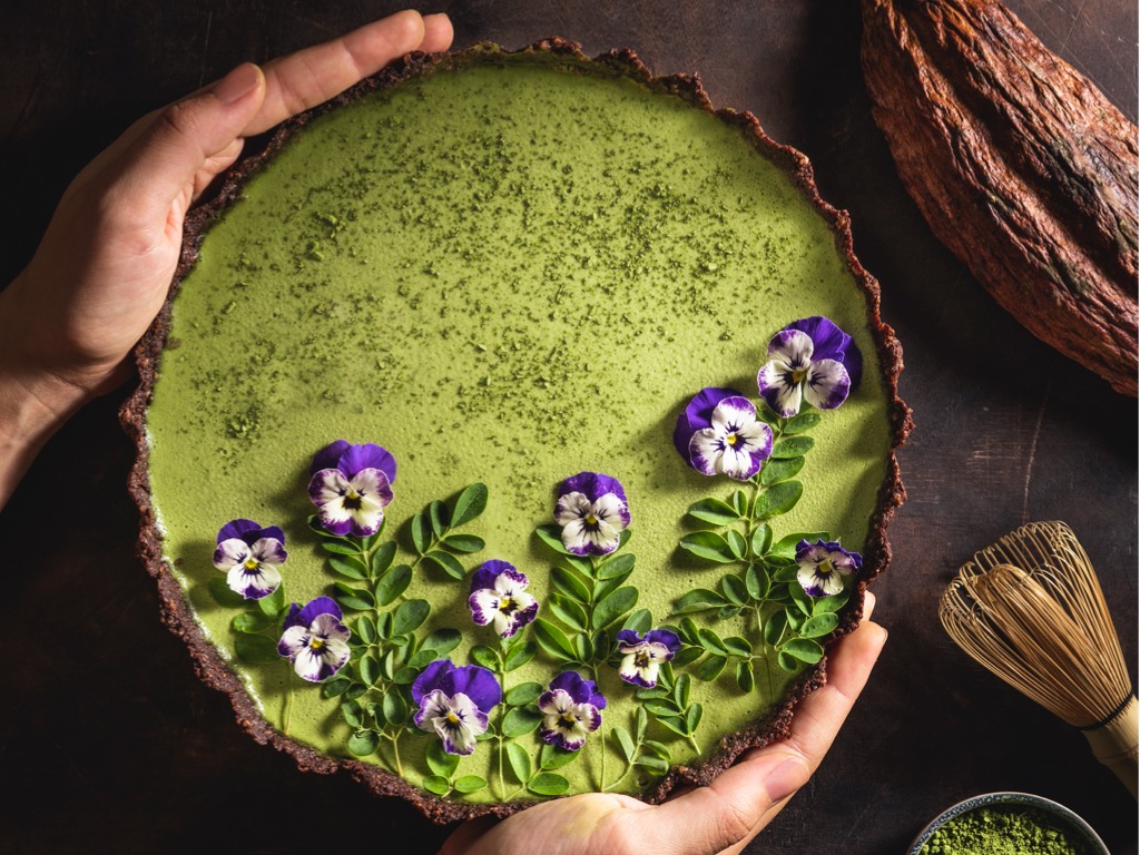 torta al tè matcha con violette