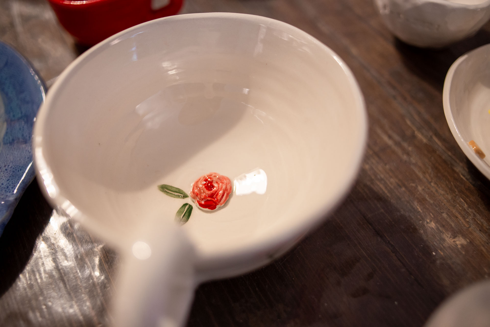 particolare di un piatto in ceramica de il fiore d'argilla