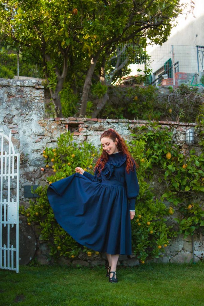 Francesca Giagnorio che posa per un autoscatto davanti a un muro a limoni