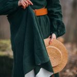 Outfit curvy in stile cottagecore - gonne fluide, cardigan e stivali in pelle